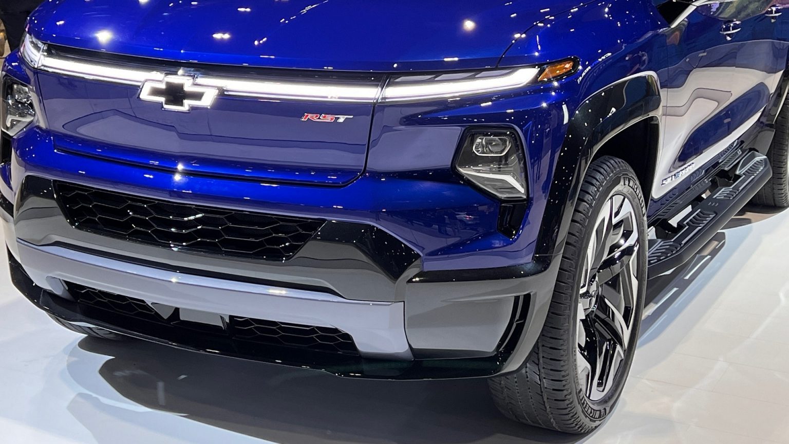 2024 Chevrolet Silverado EV Live Massive Frunk, Optional 24s at