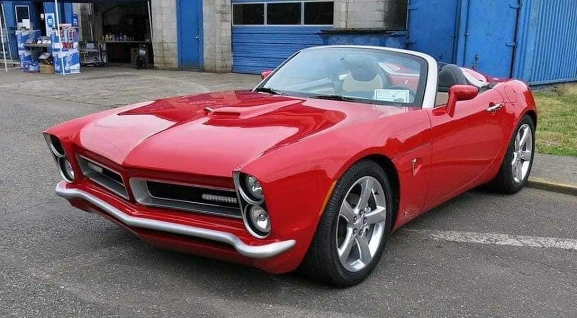 Pontiac Solstice With 1965 GTO Headlights Is a Real Spectacle